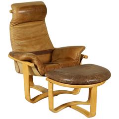 Poltrona con poggiapiedi, legno di faggio e schiuma di cuoio, Norvegia, anni 
70-
80