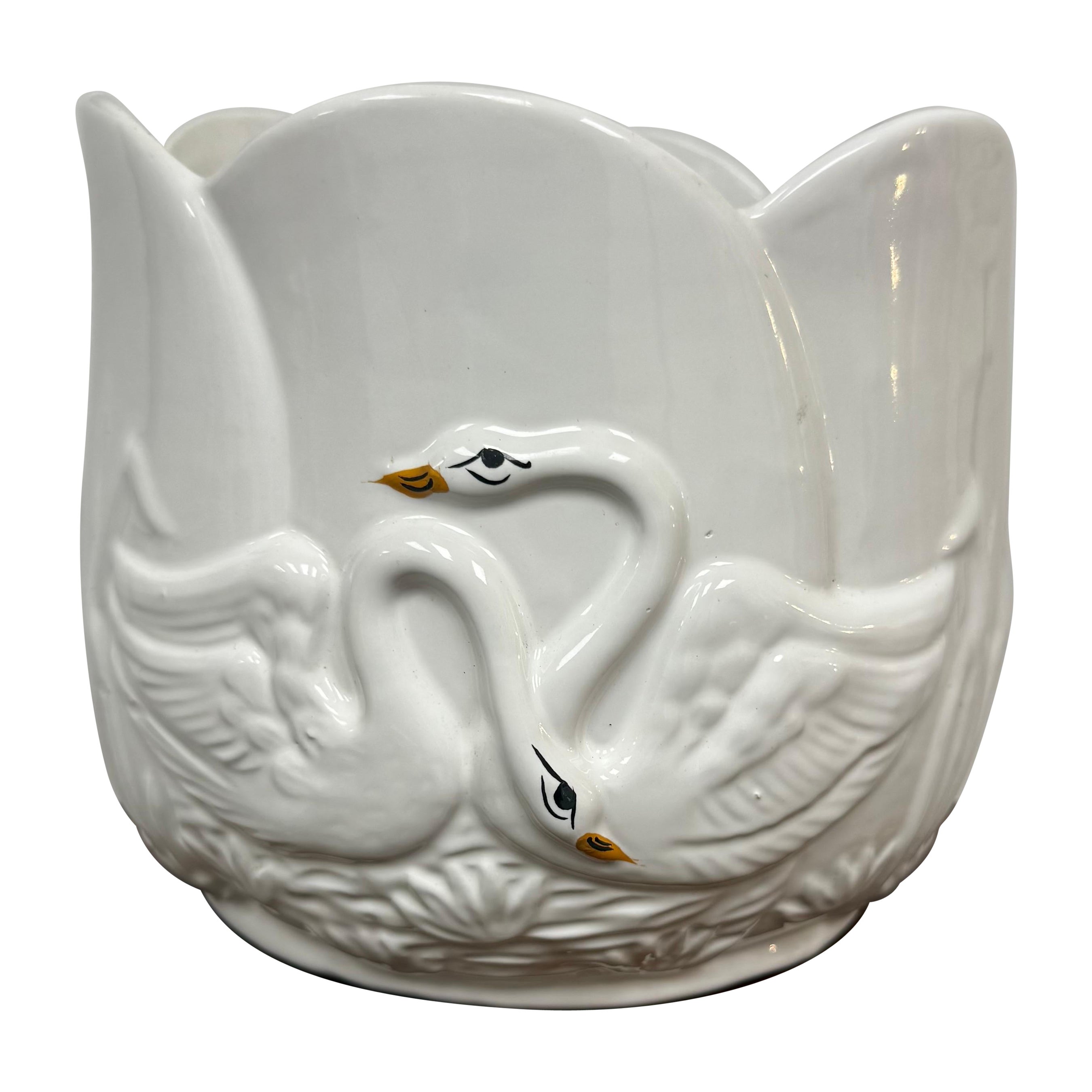 Jardinera portuguesa del siglo XX de cerámica blanca con forma de cisne
