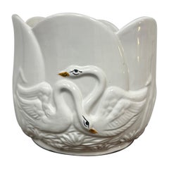 Jardinera portuguesa del siglo XX de cerámica blanca con forma de cisne