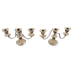 Pareja de candelabros antiguos de calidad eduardiana chapados en plata