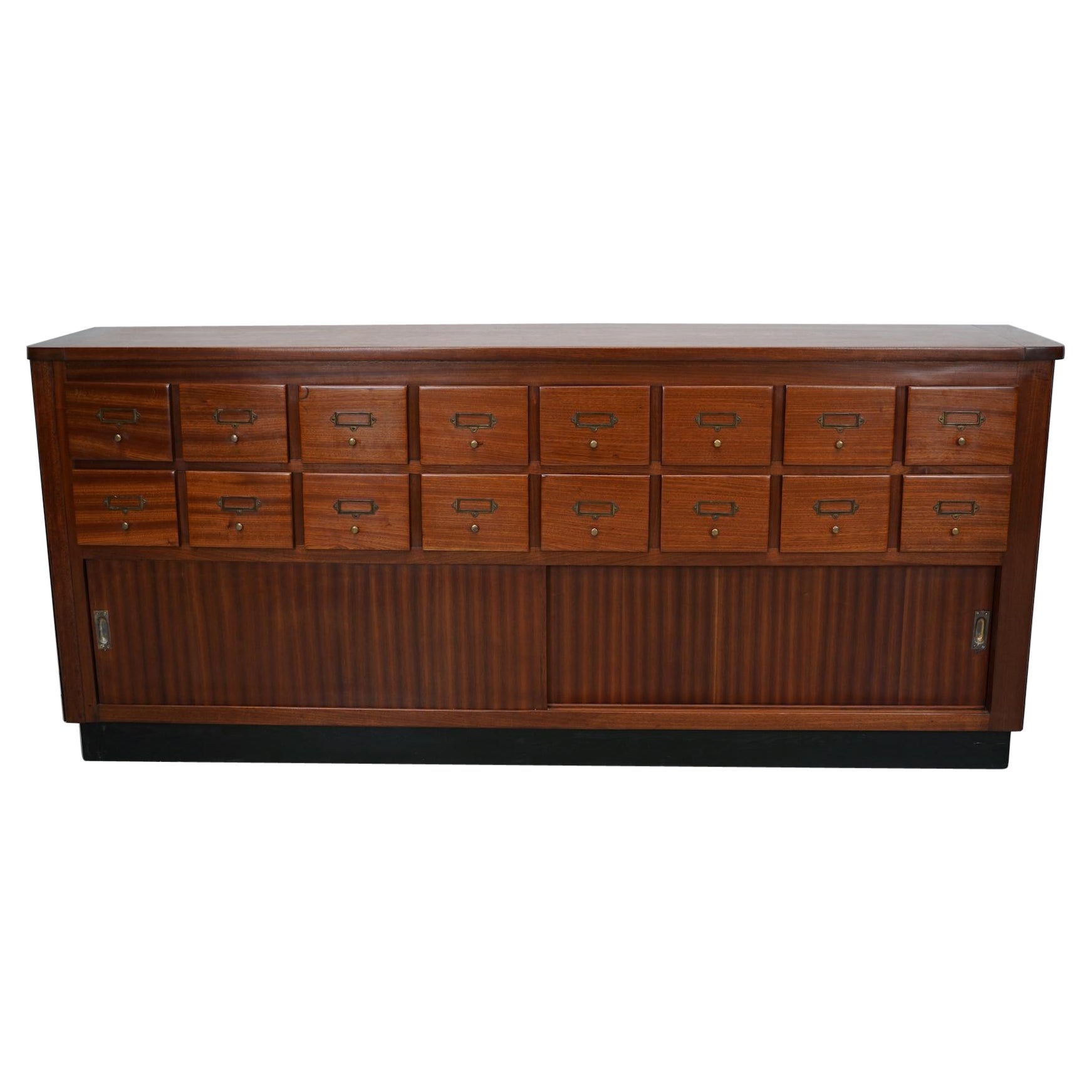 Vintage Mid-Century Dutch Hardwood Shop / Apothecary or Filing Cabinet (Cabinet d'atelier, d'apothicaire ou de classement)