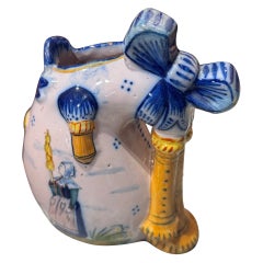 Vaso a forma di zampogna in faience dipinta del XIX secolo, firmato HR Quimper
