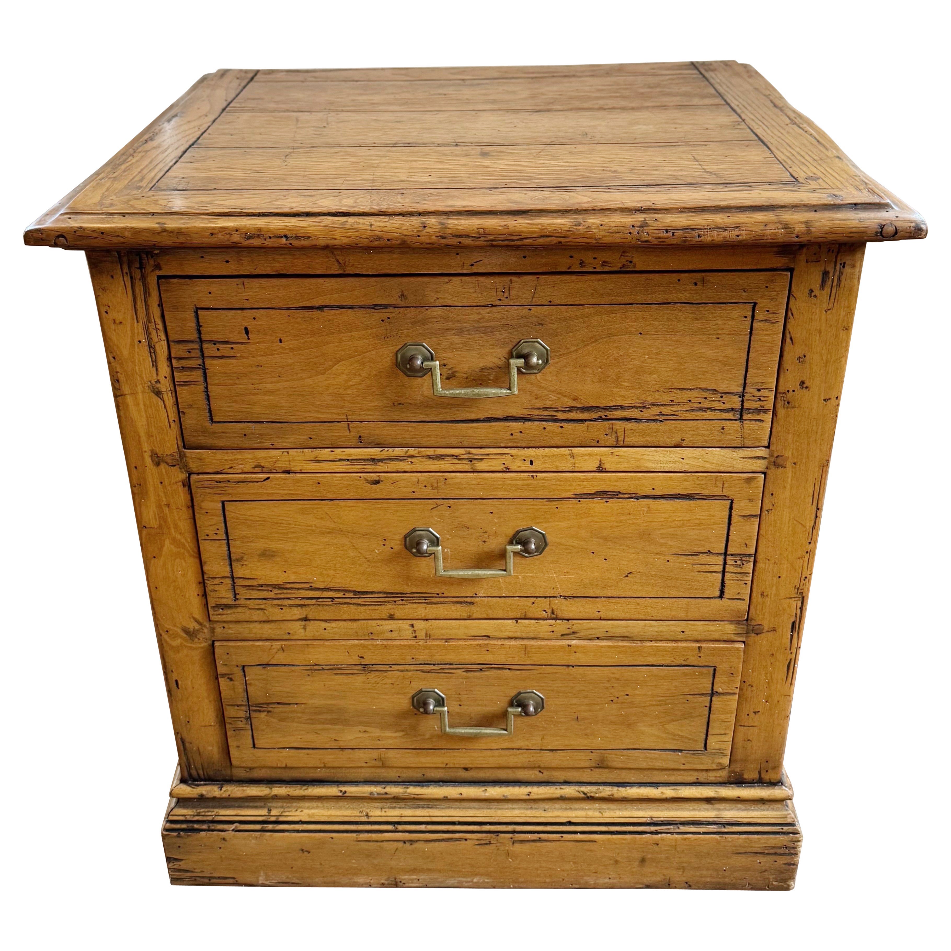 Cassettone in legno a tre cassetti