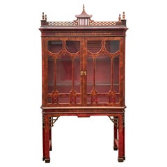 Vitrine chinoise Chippendale rouge et dorée de style géorgien des années 1980