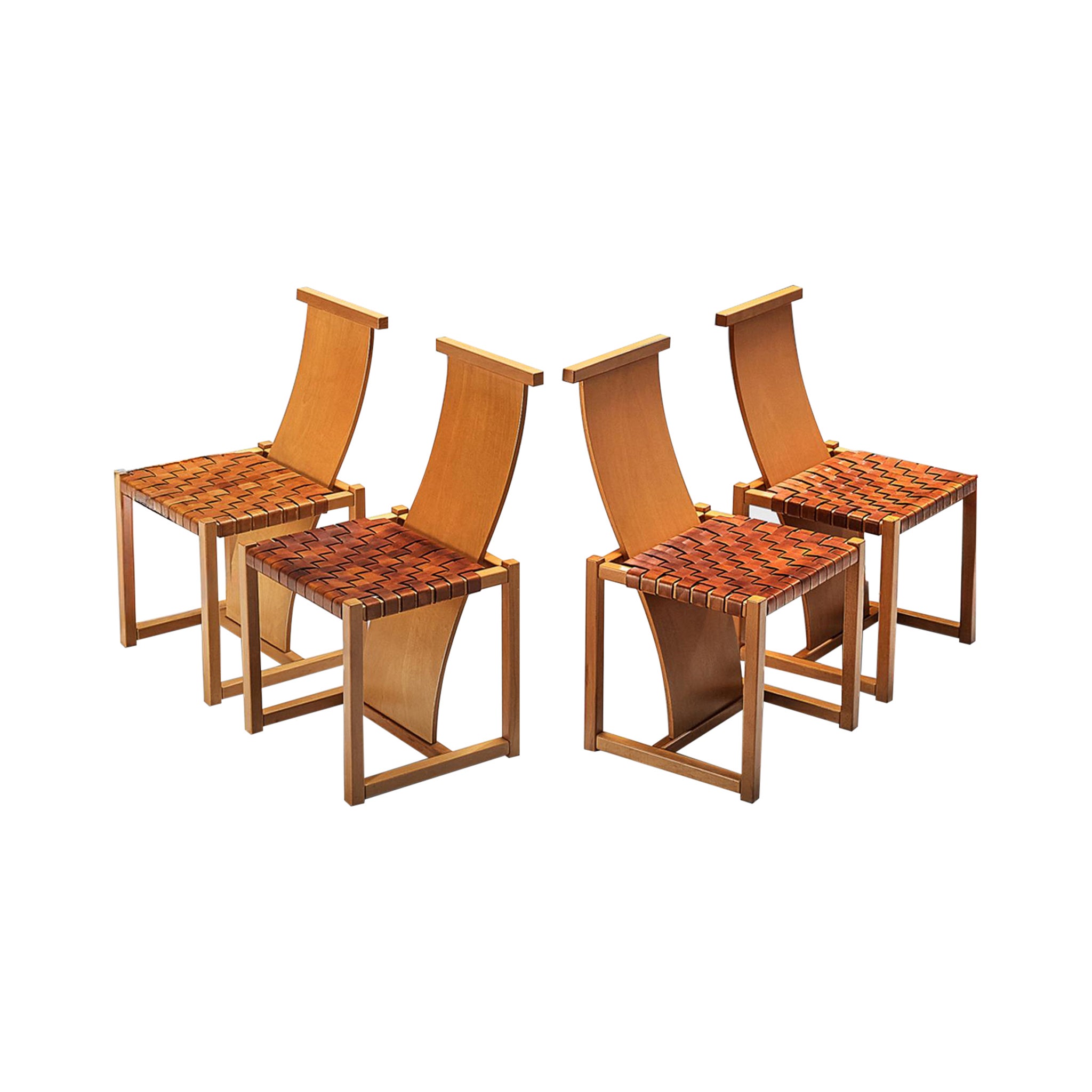 Ensemble italien de quatre chaises de salle à manger avec sièges en cuir tissé et dossiers hauts en vente