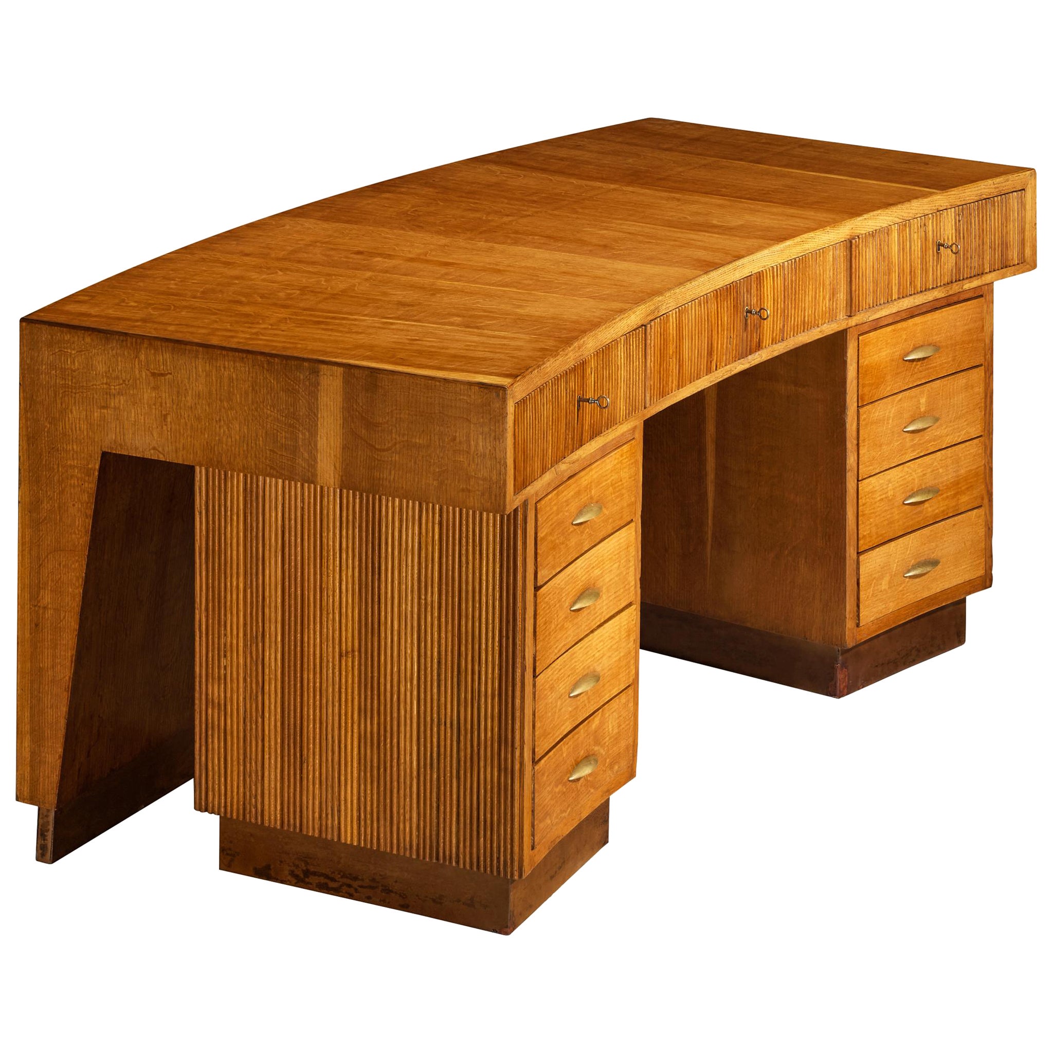 1950s Mid-Century Modern Italian Free Standing Sculptural Desk in Oak and Brass (Bureau sculptural italien sur pied en chêne et laiton) en vente