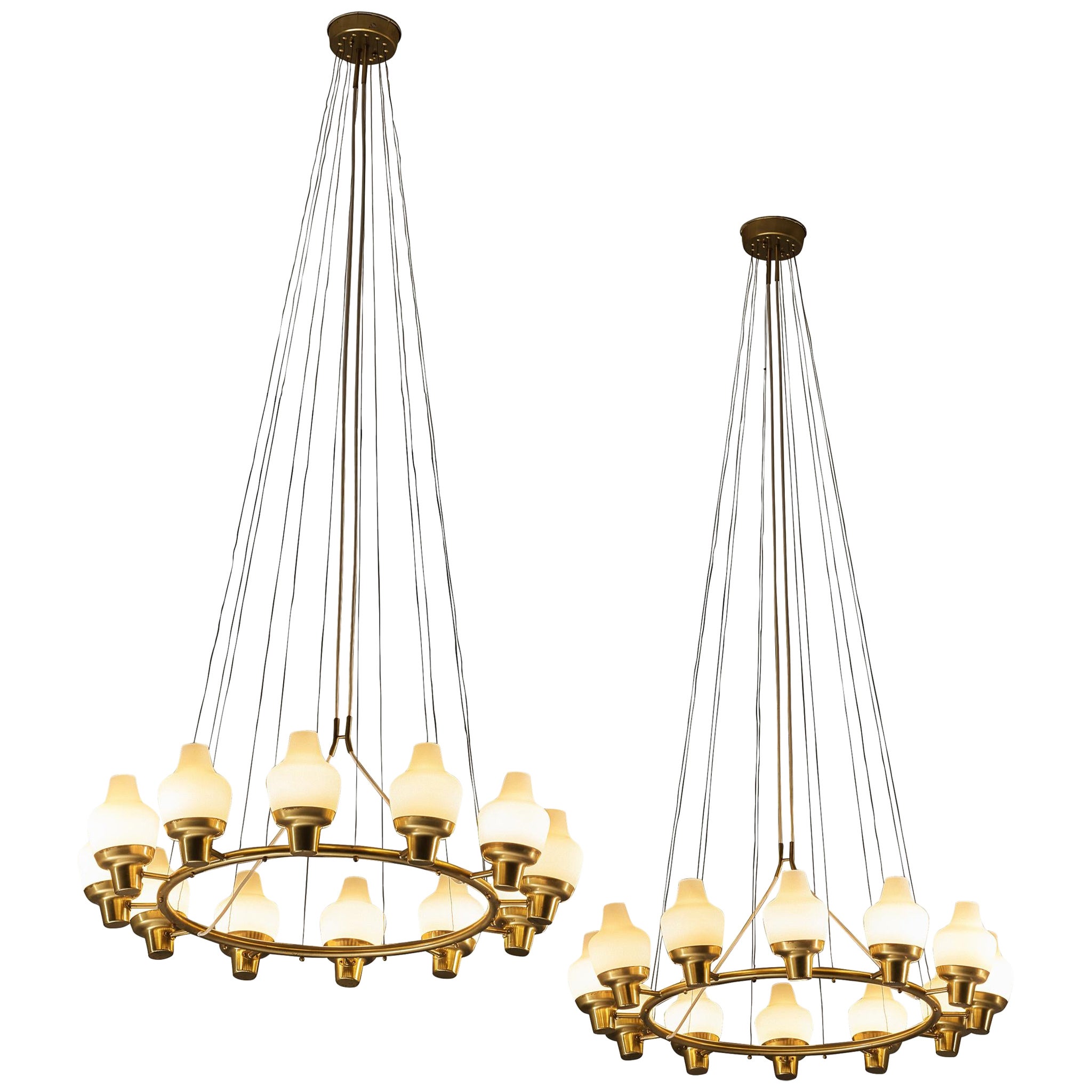 Hans Bergström per Ateljé Lyktan Lampadari in ottone e vetro smerigliato in vendita
