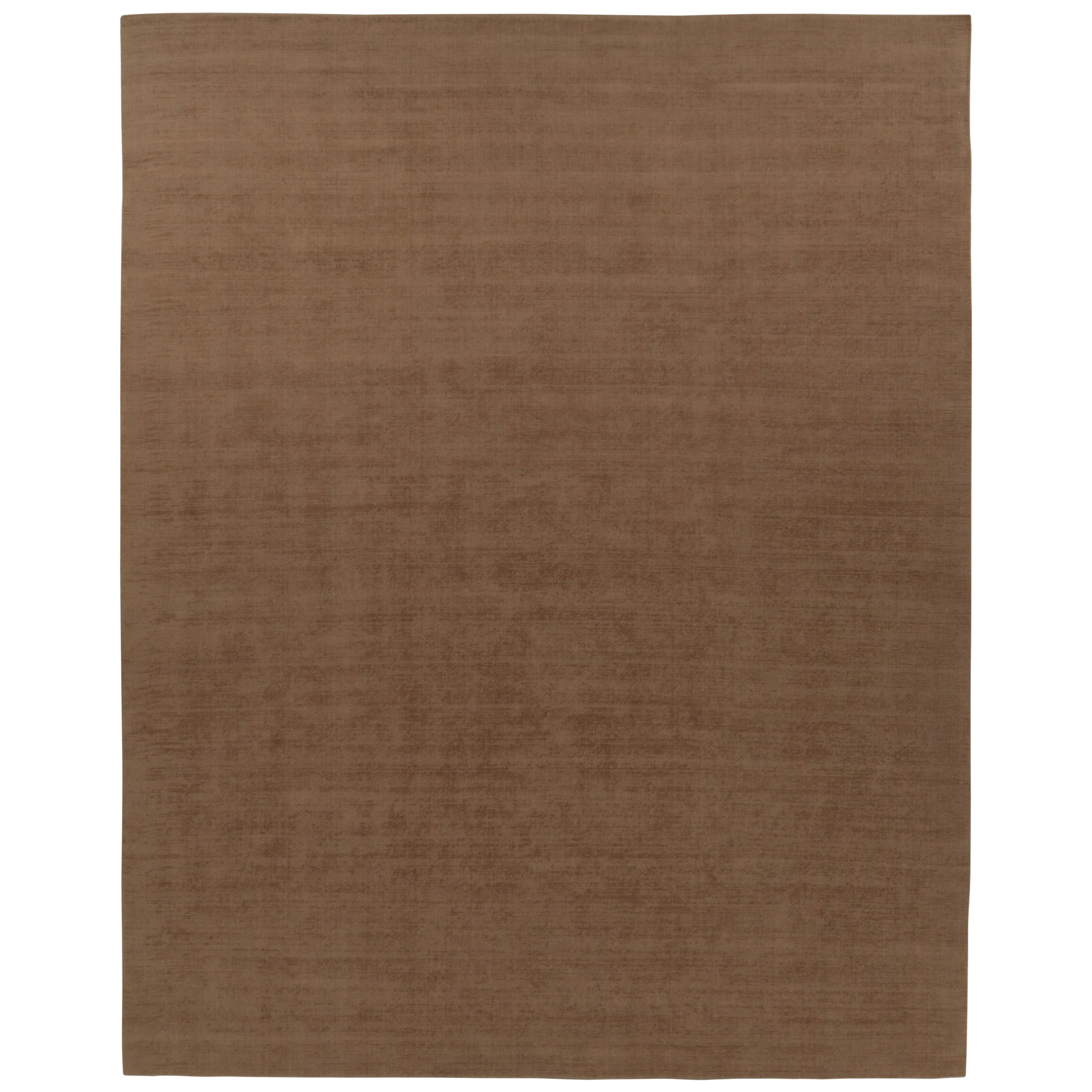 Alfombra contemporánea sobredimensionada de textura sólida en tonos marrones de Rug & Kilim