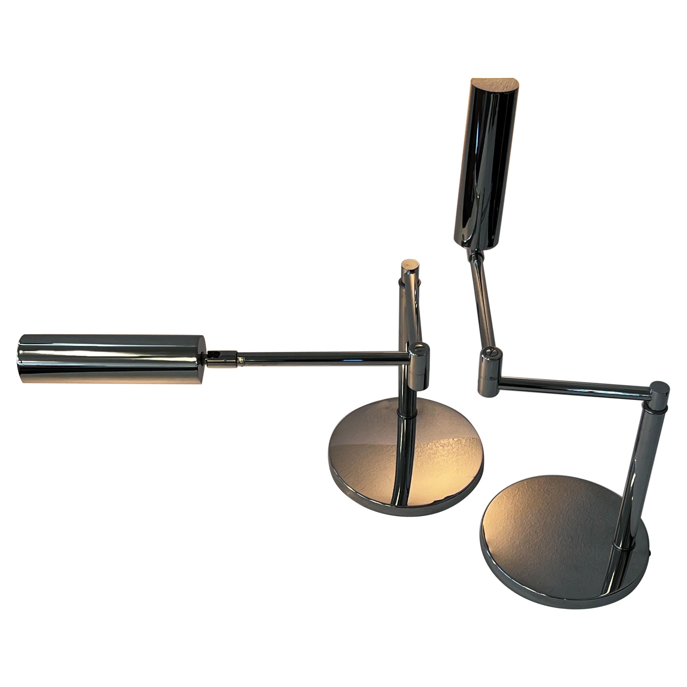 Lampe de bureau réglable en chrome polonais par Koch & Lowy. 
En état d'origine vintage, présente une légère usure due à l'âge. 
Câblé pour les États-Unis. 
Deux disponibles. 