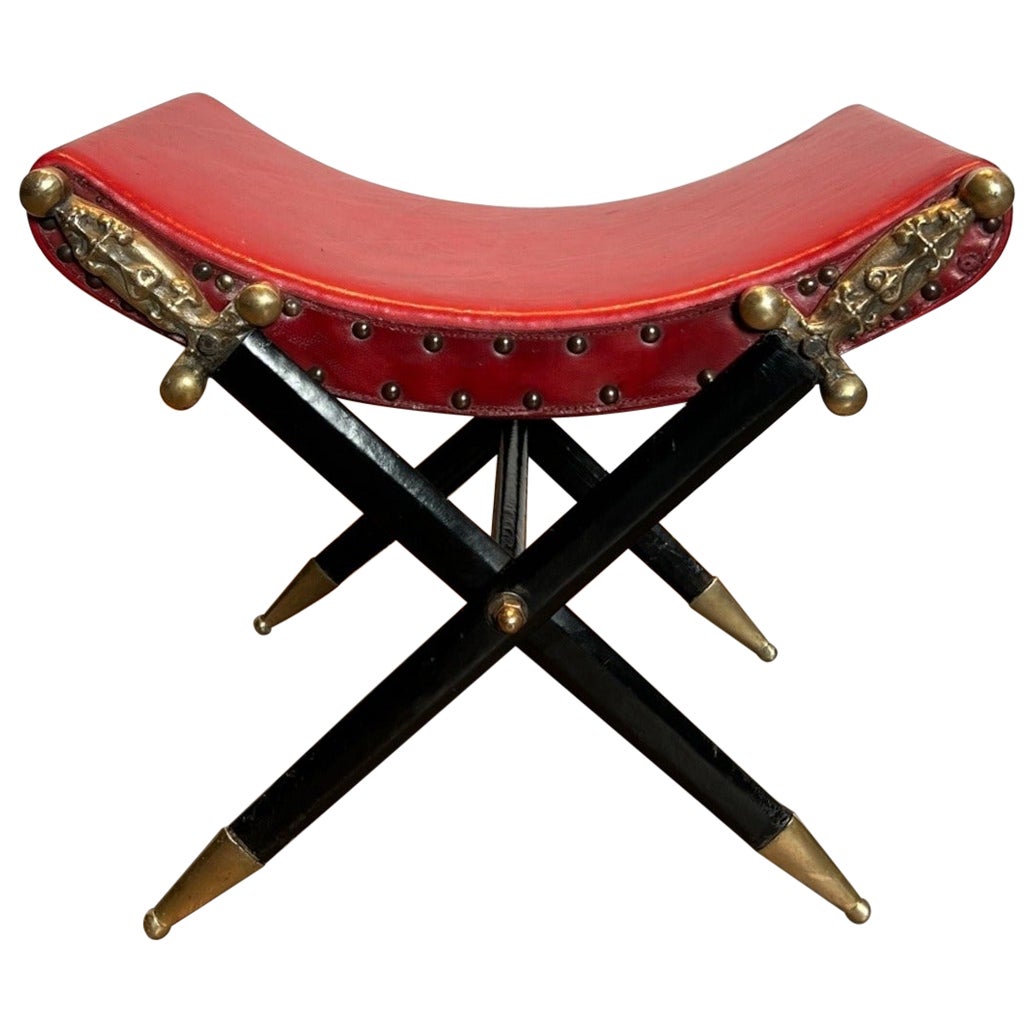Sgabello Curule in stile neoclassico in pelle rossa e decorato con spada incrociata