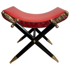 Tabouret Curule de style néoclassique en cuir rouge et décoré d'une épée croisée
