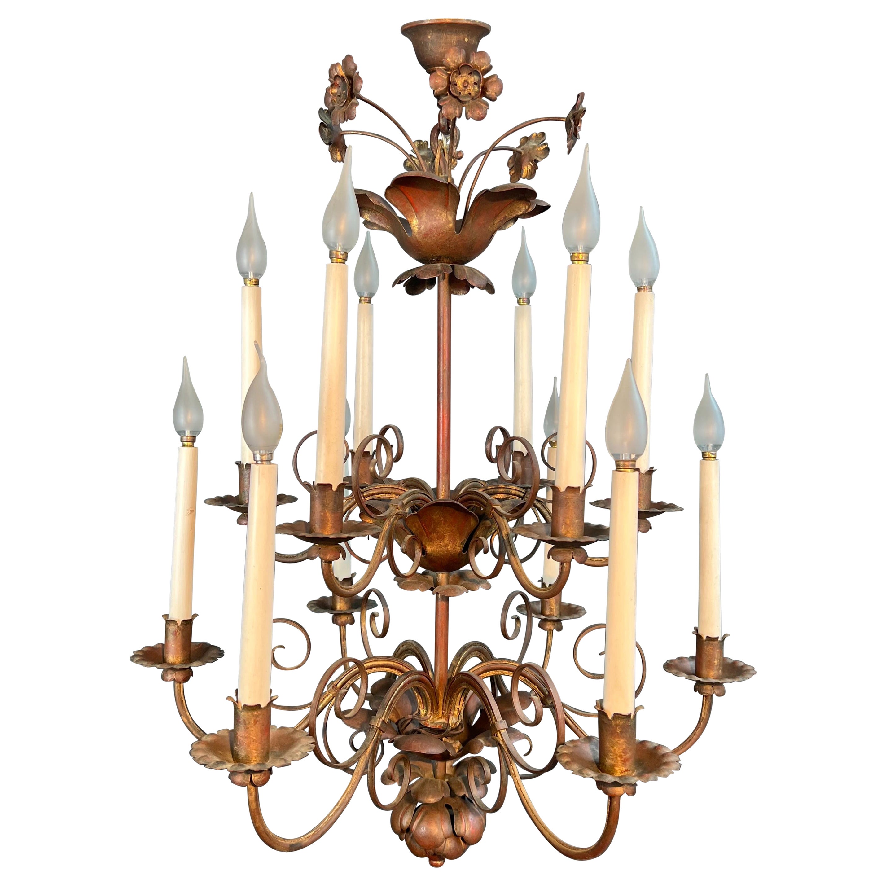 Lampadario alto a 2 livelli in metallo dorato con 12 luci nello stile della Maison Baguès in vendita