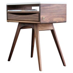 Comodino Bespoke in noce e porcellana bianca - Ispirato al Mid-Century, senza tempo