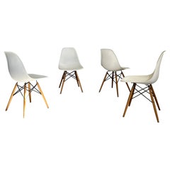 Set di 4 sedie design di Charles and Ray Eames per Vitra in legno e scocca bianca