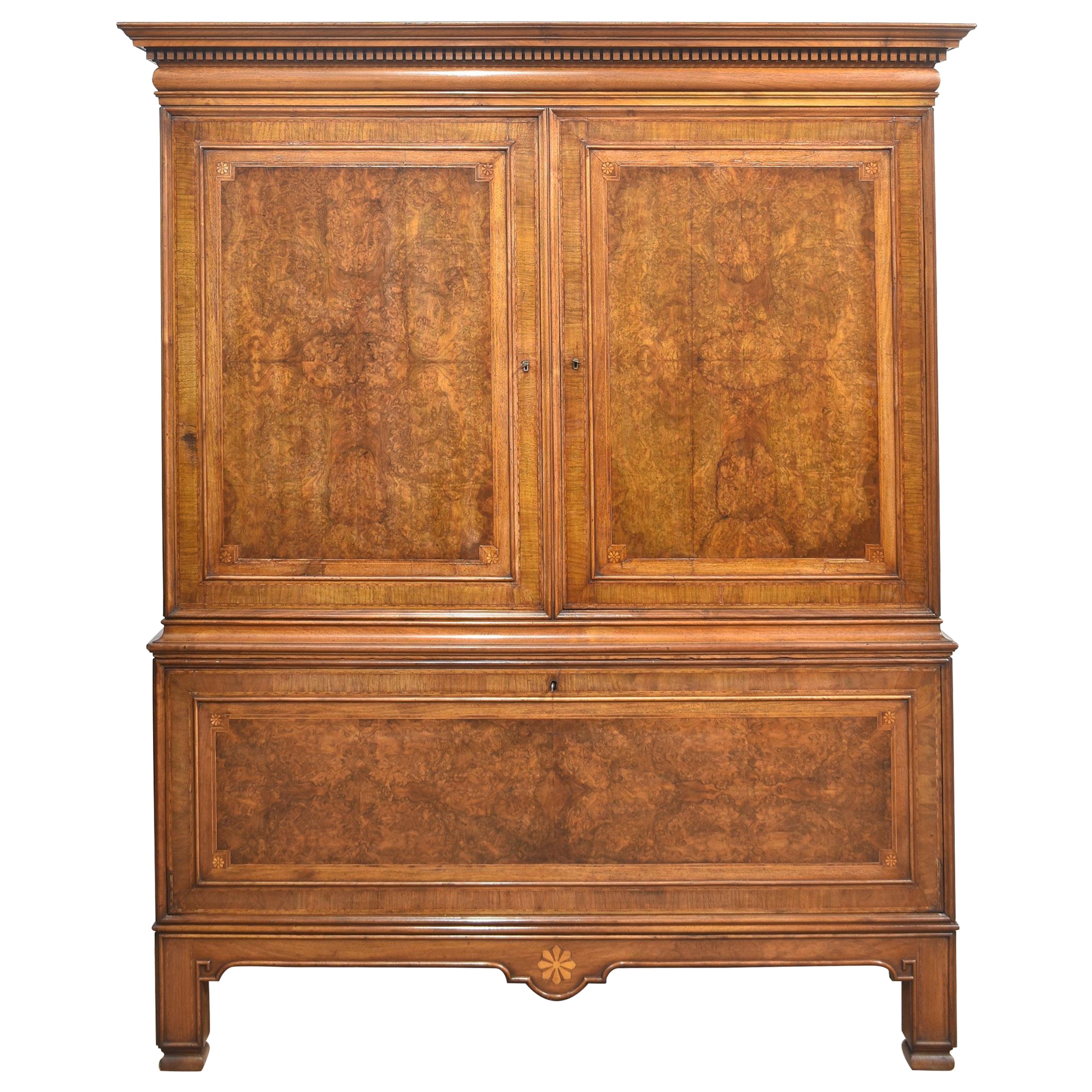 Armoire de presse en noyer sculpté en vente