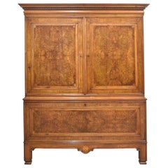Armoire de presse en noyer sculpté