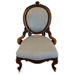 Superbe chaise de dame en noyer sculpté de l'époque victorienne