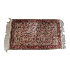Tapis persan en soie des années 1950 avec motifs floraux dans les tons rouge et ivoire