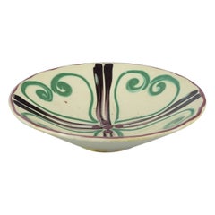 Kähler, ceramic bowl. Cow horn technique on cream coloured base. Circa 1930s
