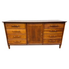 Commode en noyer à 12 tiroirs de style moderne du milieu du siècle dernier