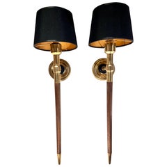 Pareja de grandes apliques franceses de latón y madera de mediados de siglo, de Maison Lancel