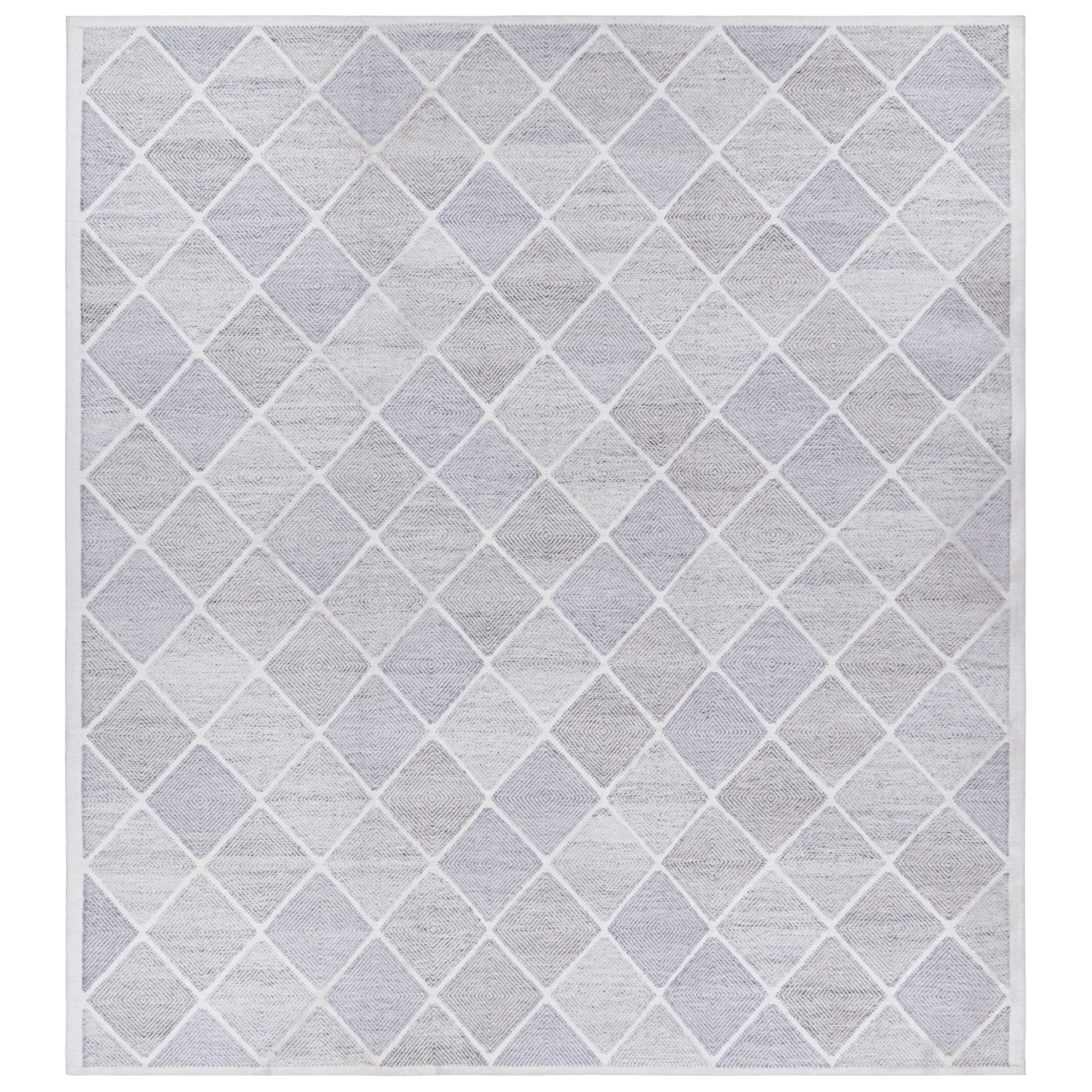 Alfombra de exterior sobredimensionada de estilo escandinavo en tonos azules y grises de Rug & Kilim
