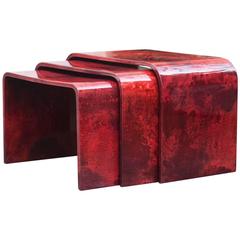 Wunderschöne Aldo Tura Nesting-Tische aus rotem Ziegenleder