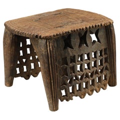 Antico sgabello Nupe in legno intagliato con disegno geometrico traforato, Africa Niger