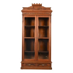 Librería antigua estilo Herter Brothers de nogal burilado tallado victoriano de Eastlake