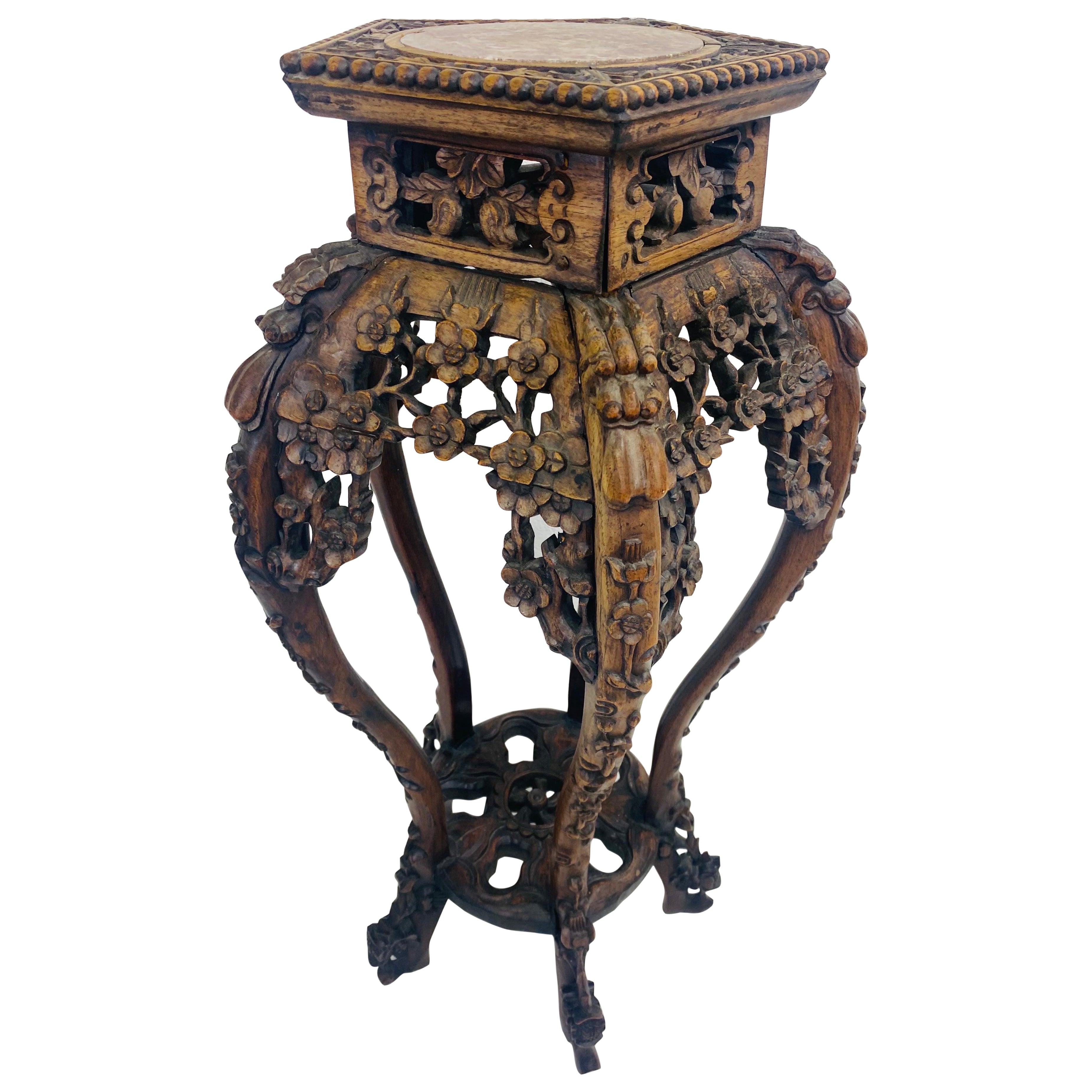 Piédestal antique d'exportation chinoise surmonté de marbre sculpté de façon ornementale en vente