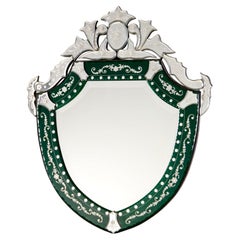 Espejo de pared vintage de estilo veneciano con forma de escudo y cristal verde grabado