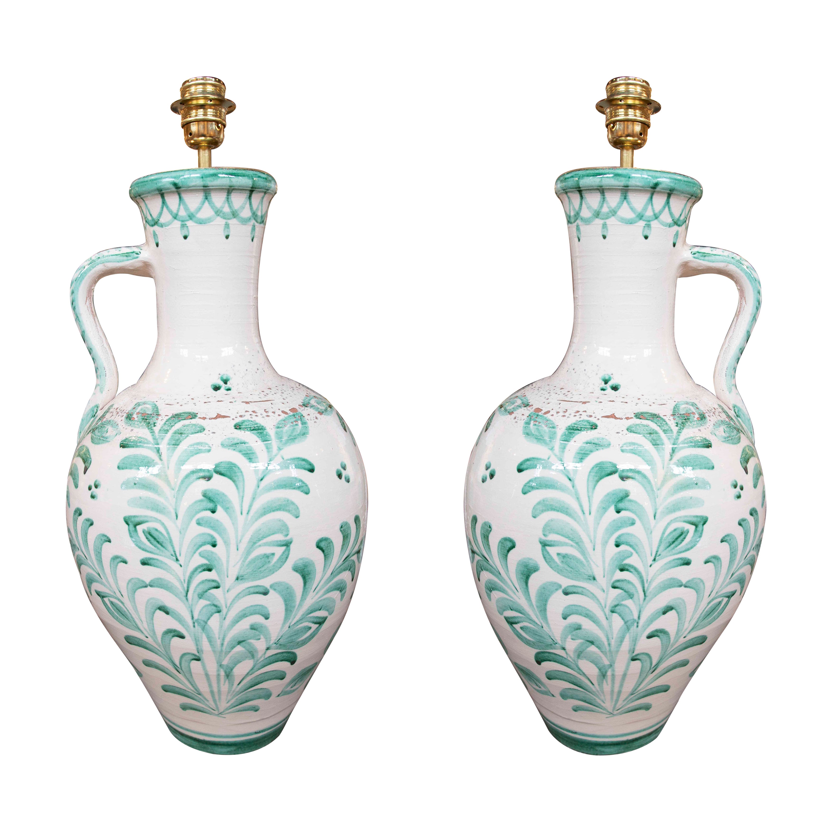 Paire de lampes en forme de cruche en céramique émaillée blanche et verte en vente