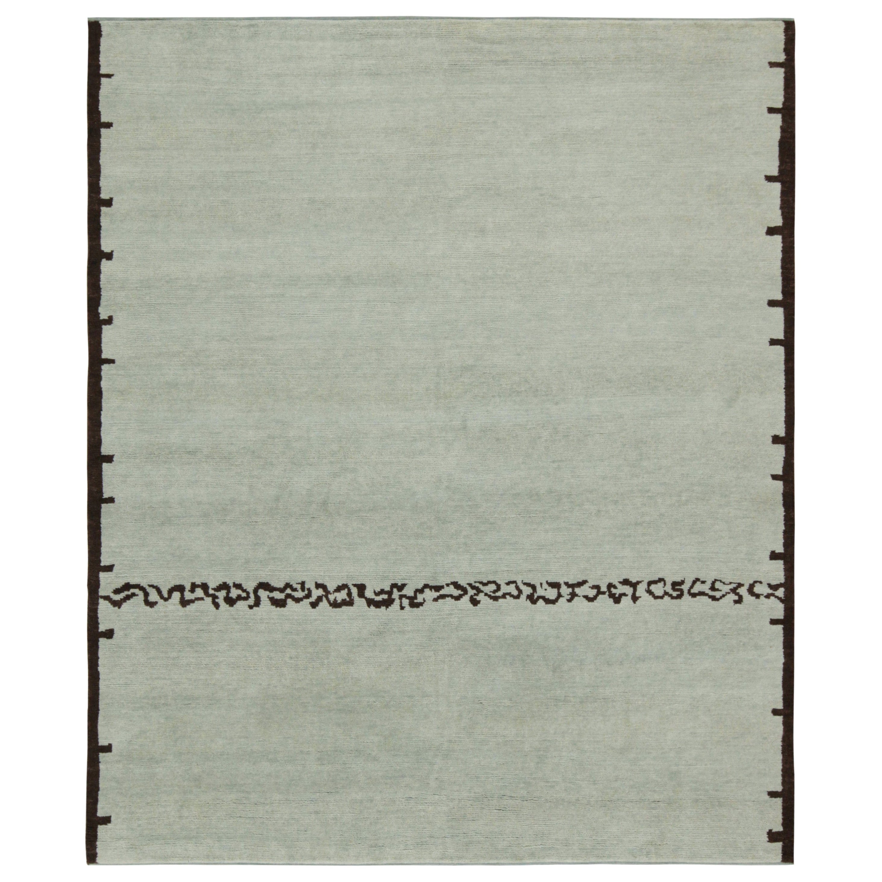 Alfombra moderna de Rug & Kilim en azul con motivos geométricos marrones