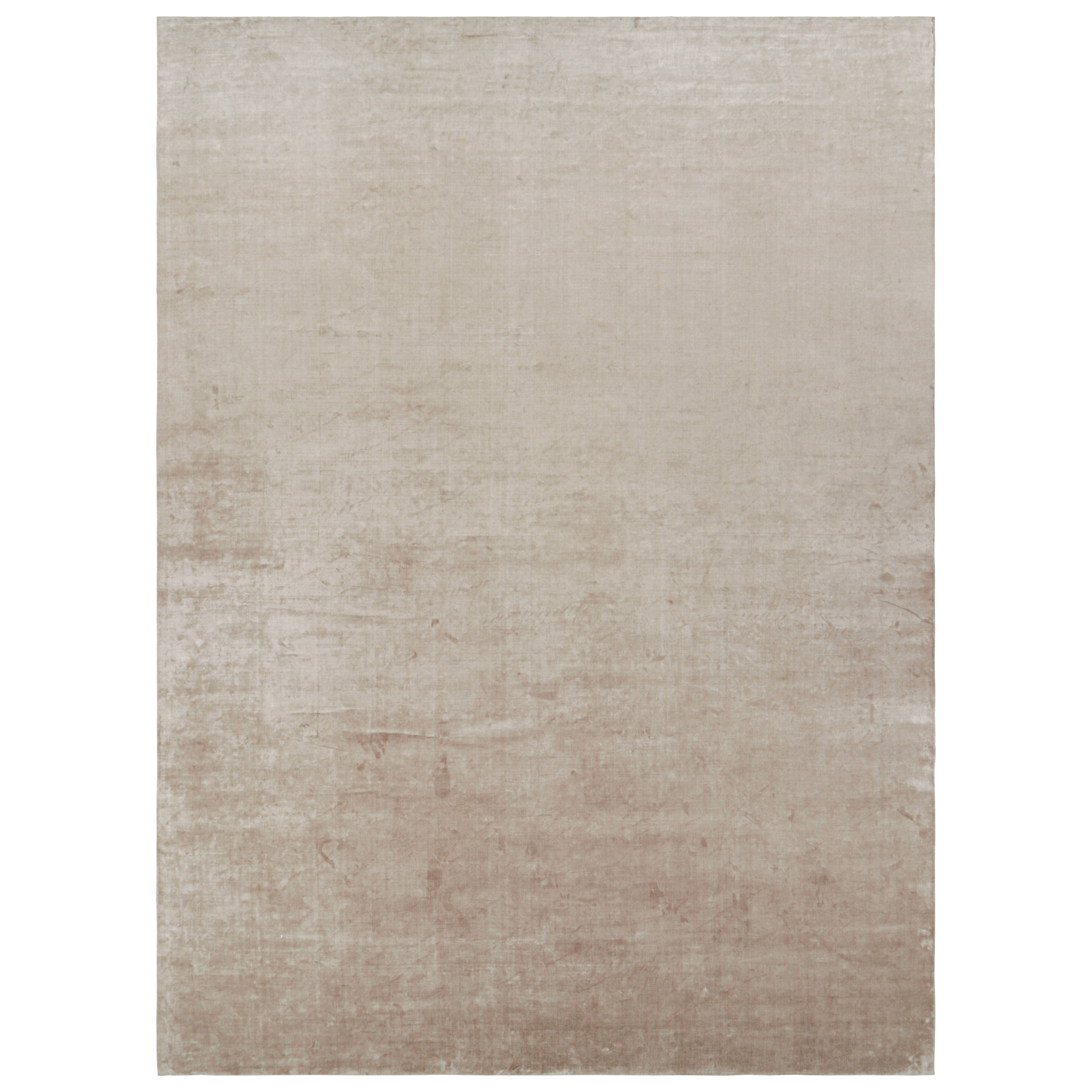 Alfombra contemporánea sobredimensionada de textura sólida en tonos beige de Rug & Kilim