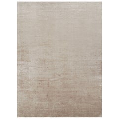 Alfombra contemporánea sobredimensionada de textura sólida en tonos beige de Rug & Kilim