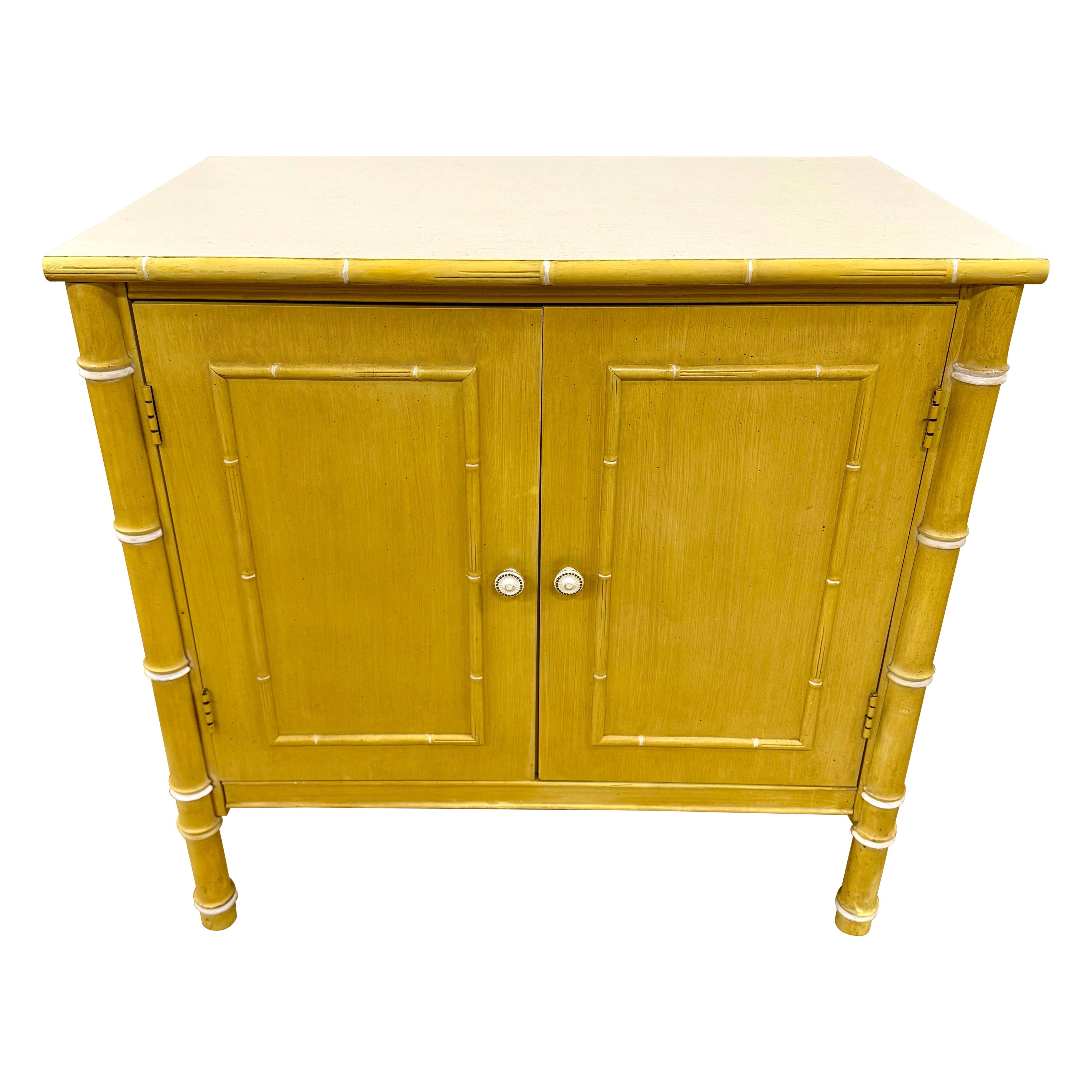 Thomasville Allegro Nachttisch aus Kunstbambus mit zwei Türen, Mid-Century-Schrank