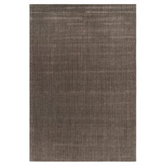 Rug & Kilim è un tappeto solido moderno e sovradimensionato con toni marroni e striature.