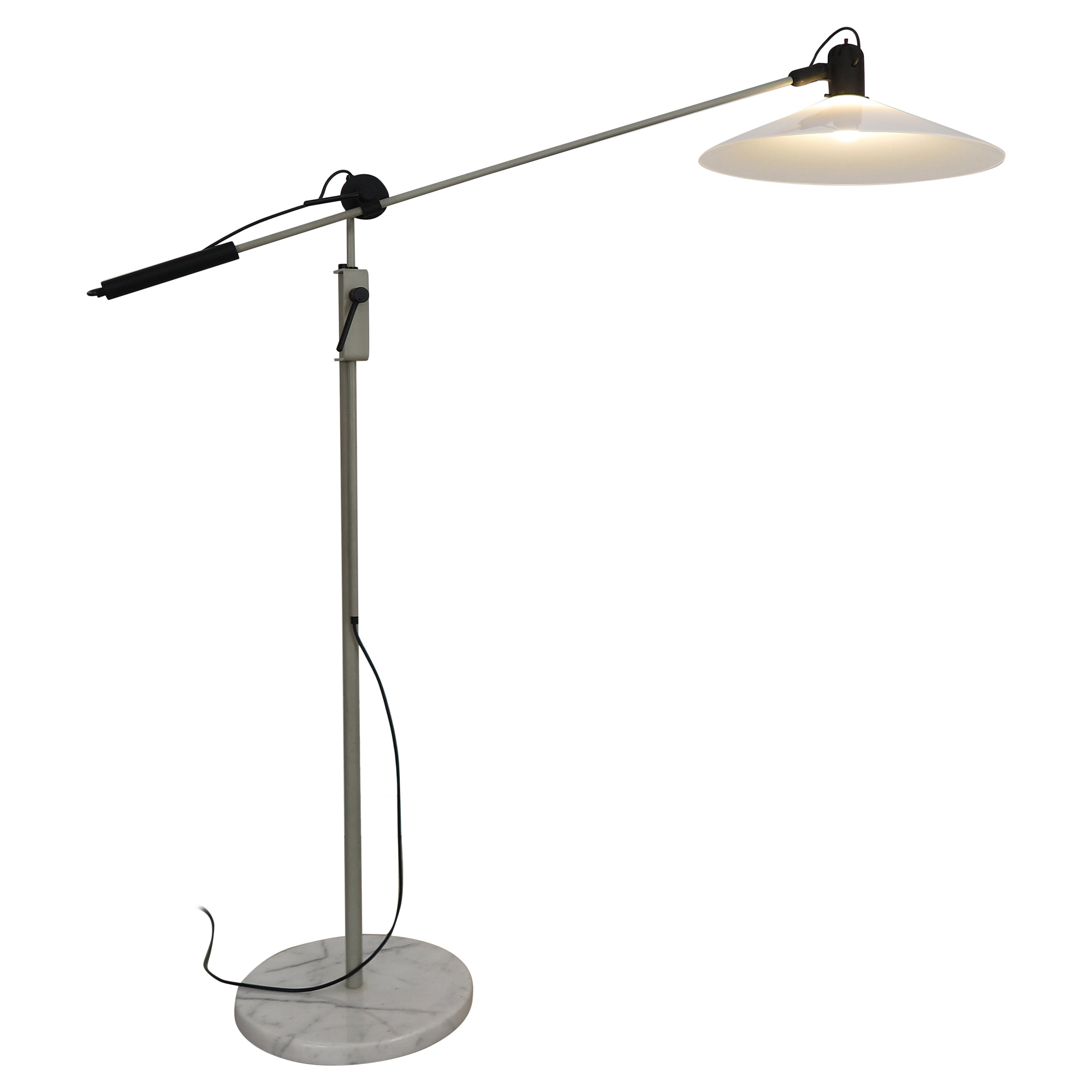 Stilnovo Italian Midcentury Modern Design Lampada da terra in metallo ottone plastica 1960s