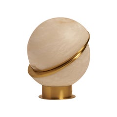 Lampada da tavolo a globo offset in ottone e alabastro di Matlight Milano