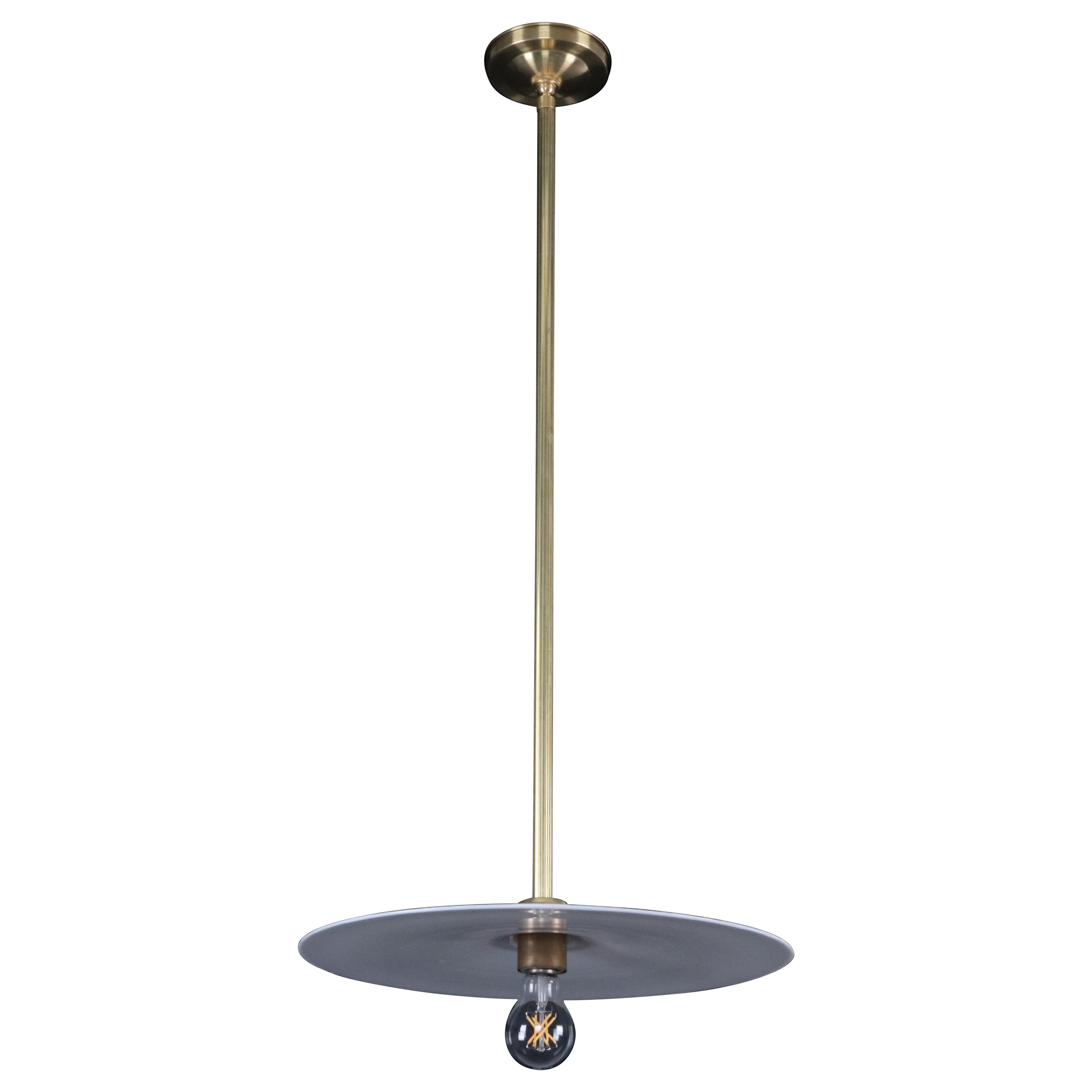 Pendente industriale a disco piatto in vetro lattiginoso in ottone