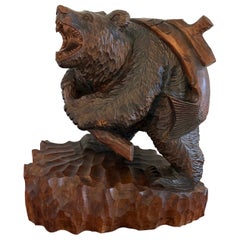 Grand ours japonais ancien en bois de tilleul sculpté de qualité édouardienne portant un poisson
