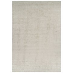 Alfombra sólida de textura contemporánea sobredimensionada en tonos marfil de Rug & Kilim