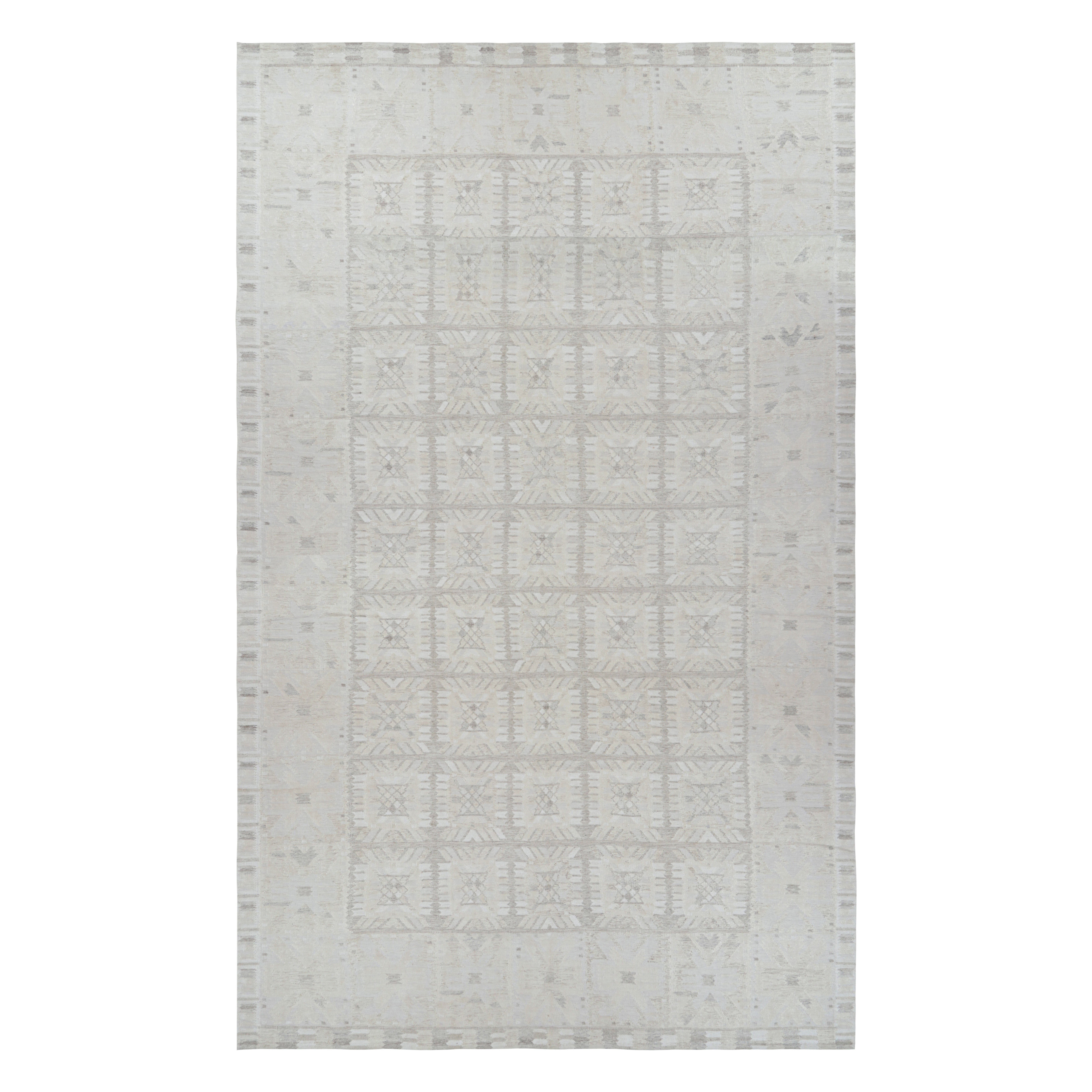 Rug & Kilim's übergroßer Teppich im skandinavischen Stil, weißes und graues geometrisches Muster im Angebot