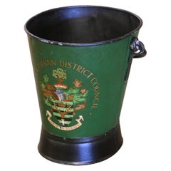 Cubo de hierro para fuego o carbón inglés de principios del siglo XX pintado a mano con cresta