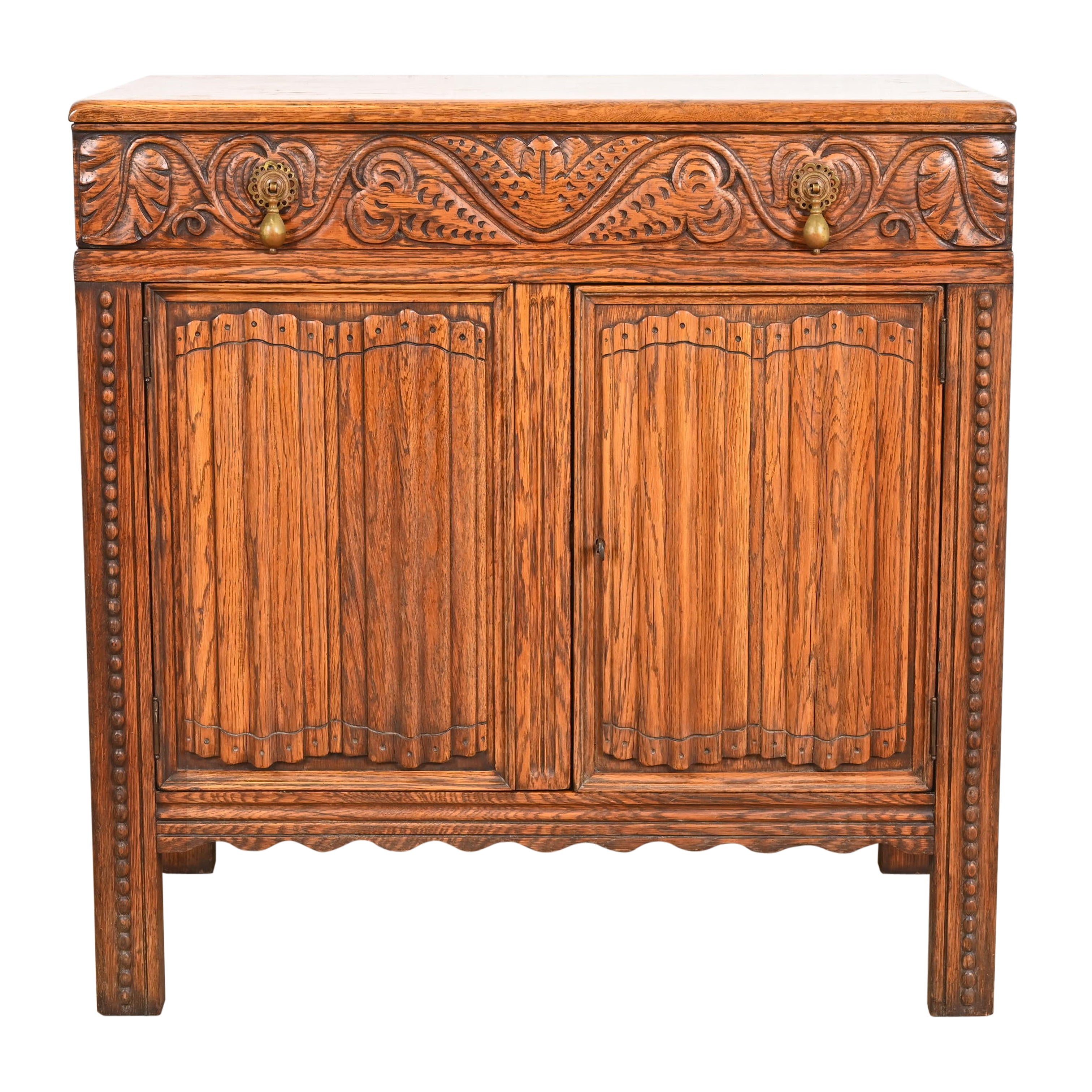 Buffet ou meuble de bar en chêne anglais Jacobean sculpté par IRWIN, vers les années 1920 en vente