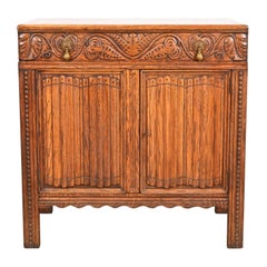 Buffet server o mobile bar in quercia intagliata di stile giacobiano inglese di IRWIN, circa 1920
