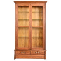 Antikes viktorianisches geschnitztes Bücherregal aus Nussbaumholz mit Glasfront, ca. 1880er Jahre