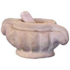Mortier grec du début du 20e siècle en pierre sculptée à la main avec piqûre assortie