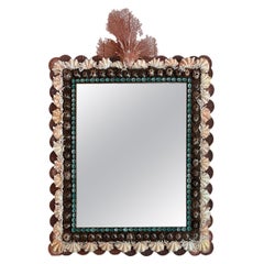 Impressionnant miroir en coquillage avec des rangées de coquilles Saint-Jacques, de tortues et de patelles turquoise.