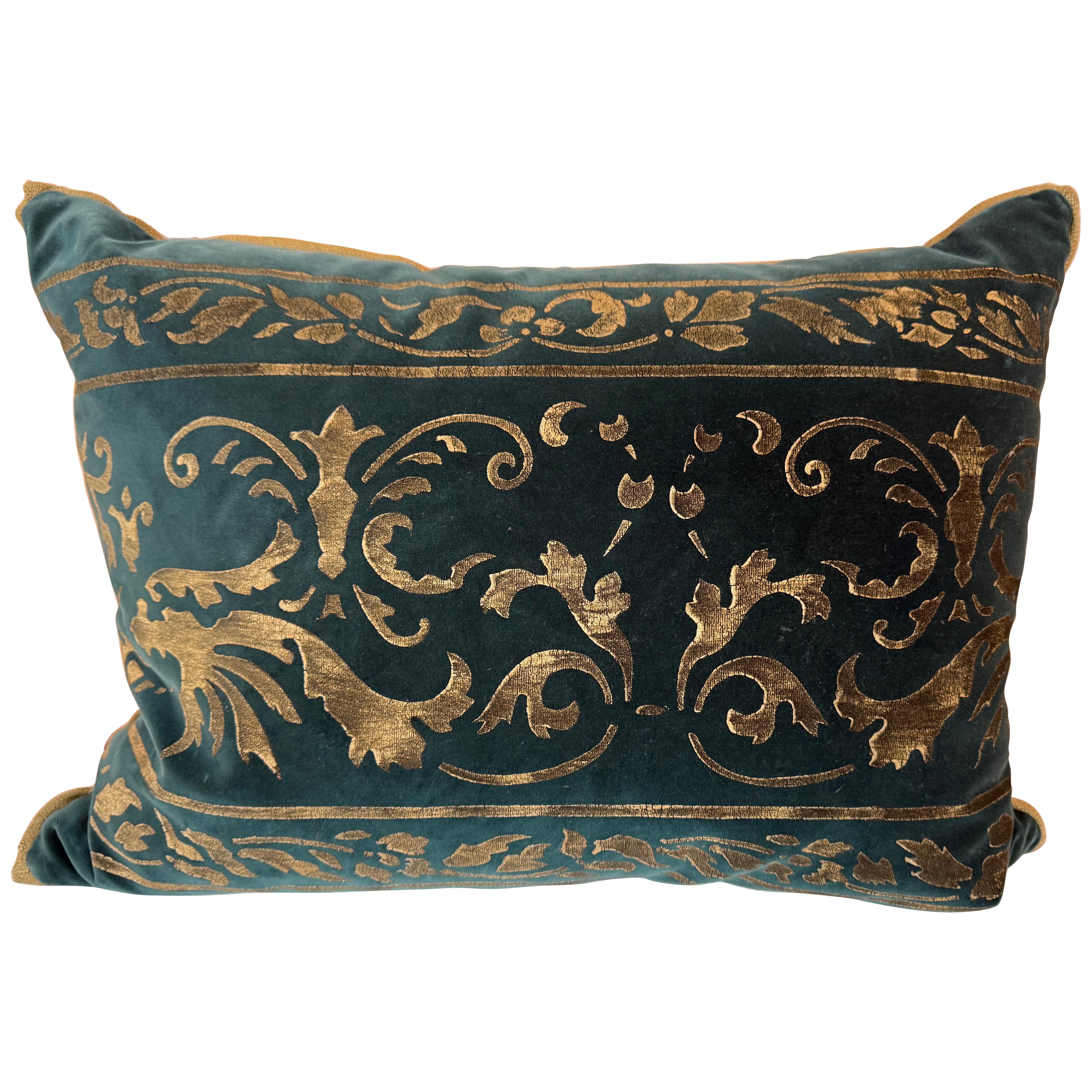 Cuscino in velluto verde con stencil d'oro in vendita